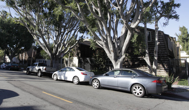 1821 Canyon Dr in Los Angeles, CA - Building Photo - Building Photo