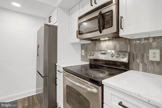 3307 Wyndham Cir in Alexandria, VA - Foto de edificio - Building Photo