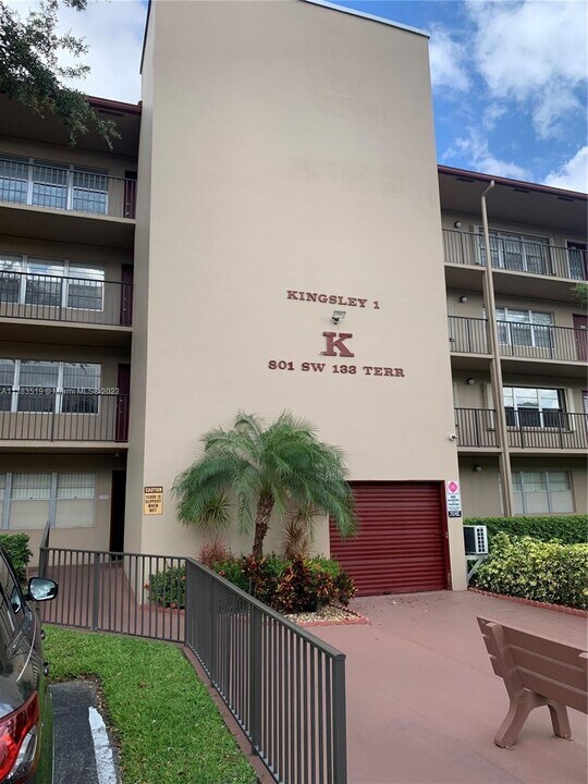 801 SW 133rd Terrace Photo