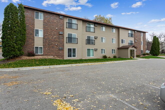 Parkview Terrace in Hutchinson, MN - Building Photo - Building Photo