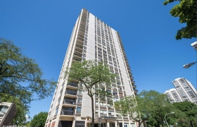 1355 N Sandburg Ter, Unit 2404 in Chicago, IL - Building Photo