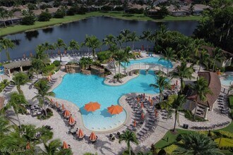 9560 Trevi Ct in Naples, FL - Foto de edificio - Building Photo