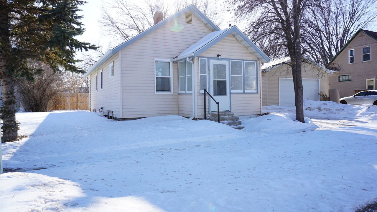 202 6th Ave NE in Minot, ND - Building Photo