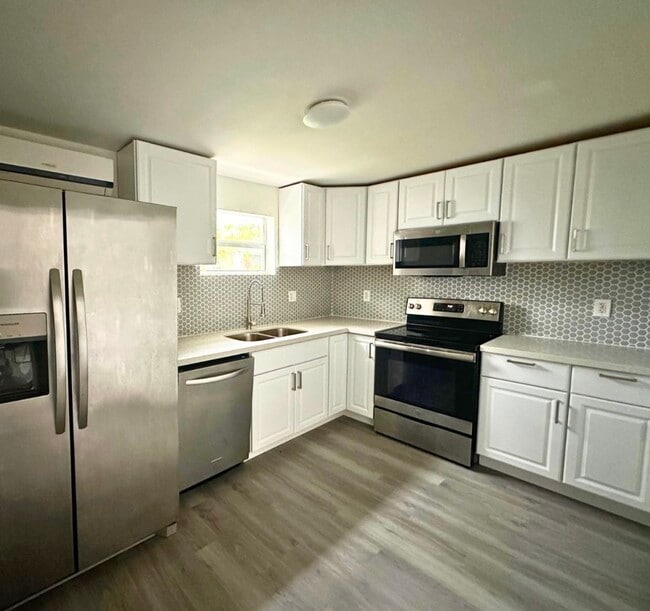 1645 NE 175th St in North Miami Beach, FL - Foto de edificio - Building Photo