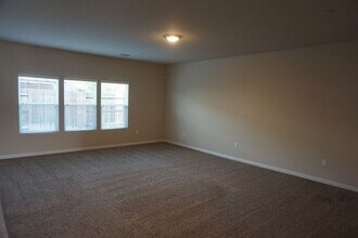 5600 Beacon Ridge Ct in Bakersfield, CA - Building Photo - Building Photo