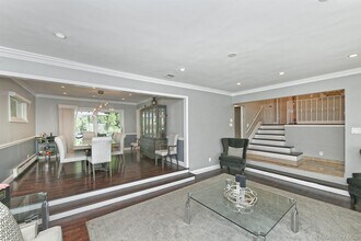 2 Cherrywood Ln in Port Washington, NY - Building Photo - Building Photo