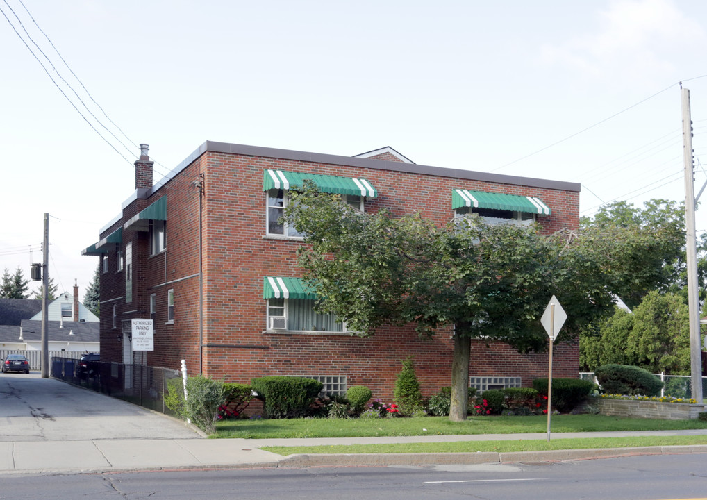 Nadas Apartments in Hamilton, ON - Building Photo