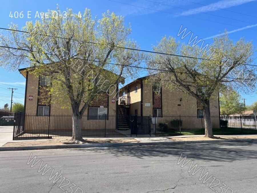 406 E Ave Q in Palmdale, CA - Building Photo