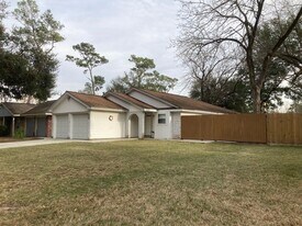 7219 Shady Arbor Ln in Houston, TX - Building Photo