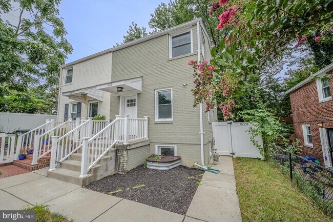 property at 3617 S Four Mile Run Dr