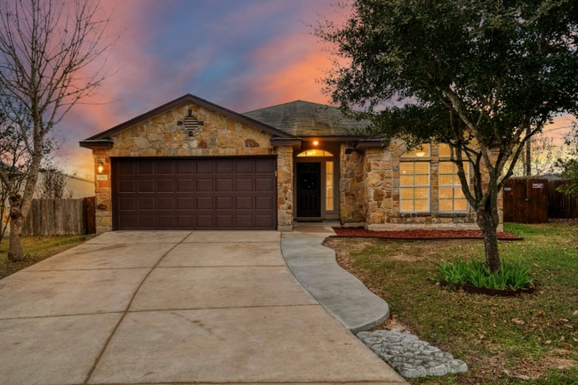 1012 Estival Dr in Kyle, TX - Foto de edificio - Building Photo