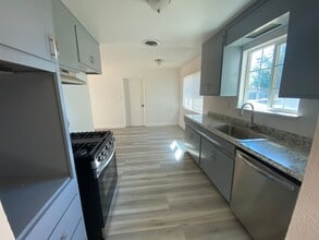 398 W Spring Ln in Lemoore, CA - Building Photo - Building Photo