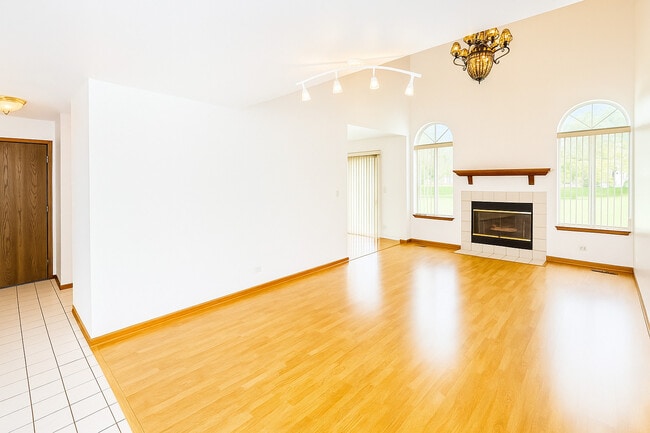 1071 Bedford Dr in Carol Stream, IL - Building Photo - Building Photo