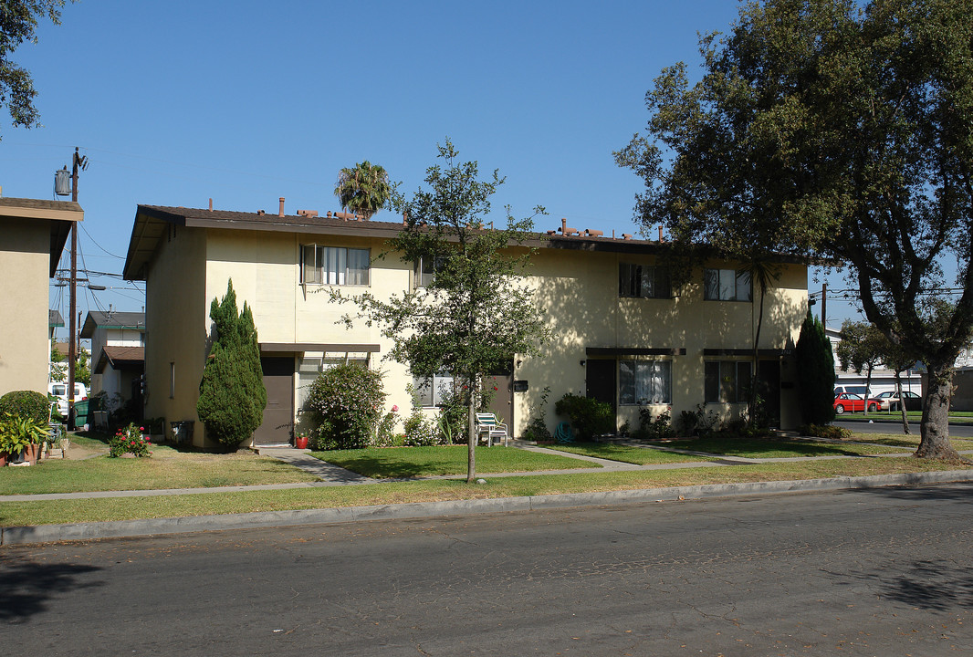 2702 S Rosewood Ave in Santa Ana, CA - Building Photo