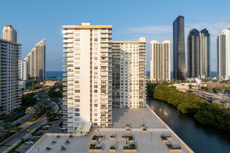 Winston Towers 400 in Sunny Isles Beach, FL - Building Photo - Building Photo