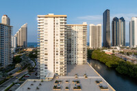 Winston Towers 400 in Sunny Isles Beach, FL - Foto de edificio - Building Photo