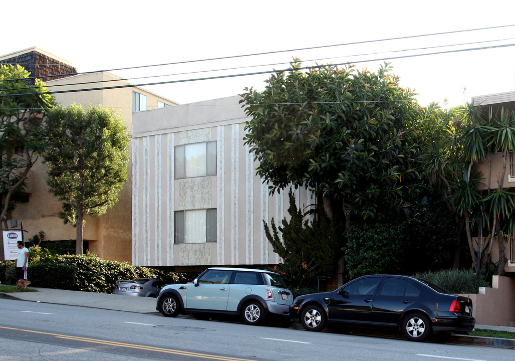 Montana View in Los Angeles, CA - Building Photo