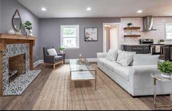 2401 Shamrock Dr in Charlotte, NC - Building Photo - Building Photo