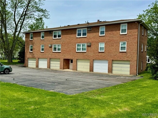 6321 W Quaker St in Orchard Park, NY - Building Photo - Building Photo