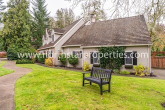 14323 Amberwood Cir in Lake Oswego, OR - Building Photo - Building Photo