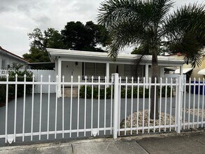1945 NW 33rd St in Miami, FL - Building Photo - Building Photo