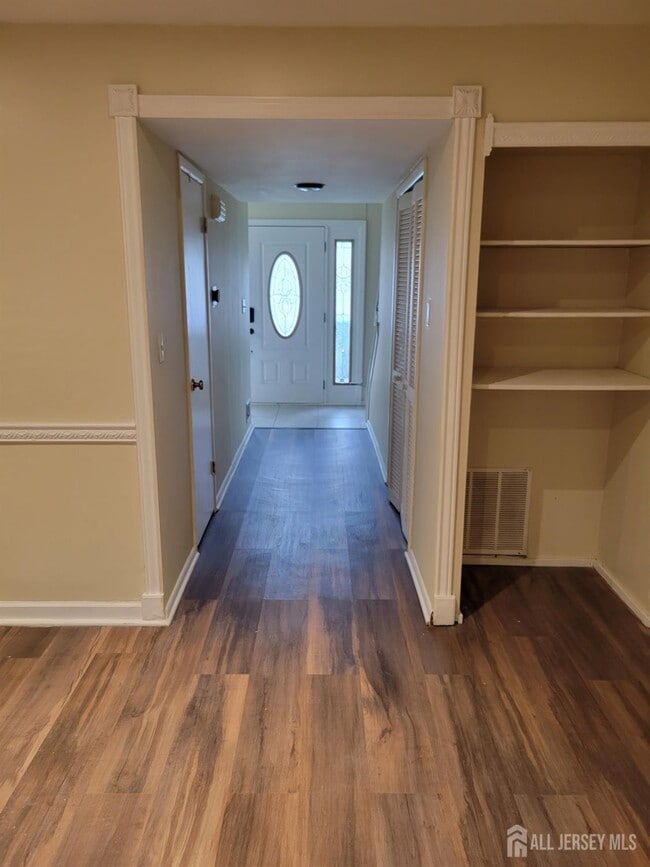 15 Van Pelt Ct in East Brunswick, NJ - Foto de edificio - Building Photo