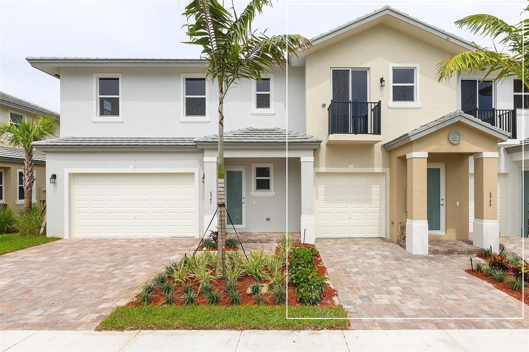 6937 Pines Cir in Coconut Creek, FL - Foto de edificio