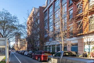 227 E 111th St in New York, NY - Foto de edificio - Building Photo