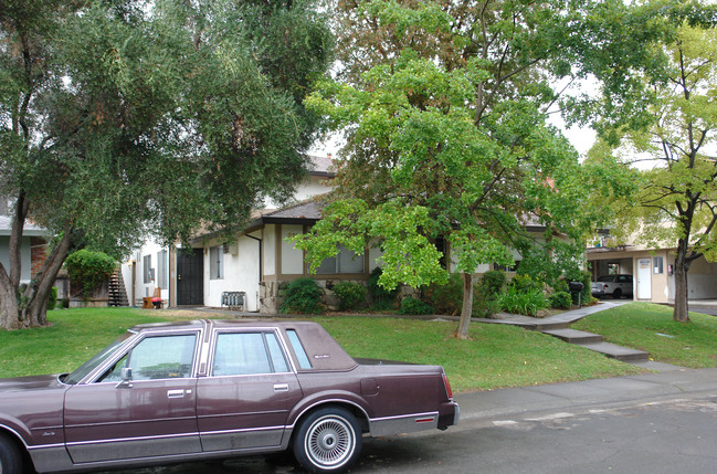 810 Cathedral Ct in Sacramento, CA - Foto de edificio - Building Photo