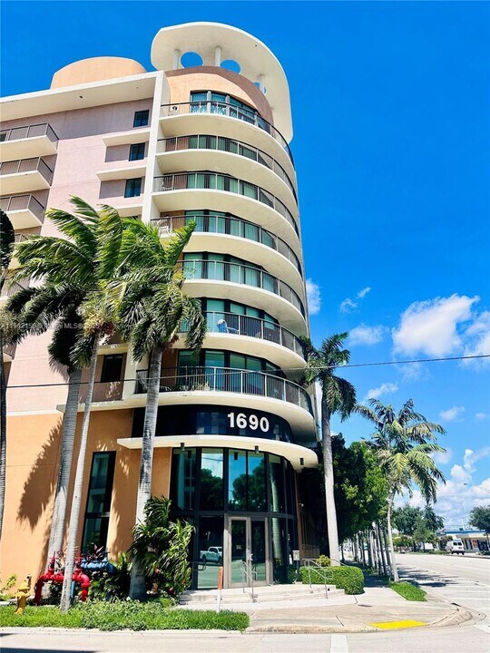 1690 SW 27th Ave in Miami, FL - Foto de edificio
