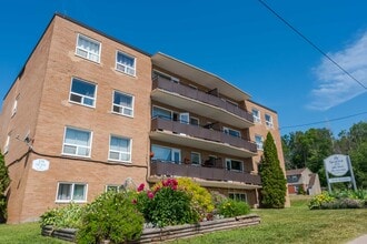 379-379 Lake St in Sault Ste Marie, ON - Building Photo - Building Photo