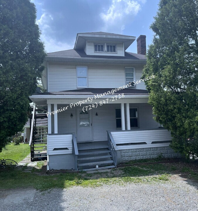 2237 Brodhead Rd in Aliquippa, PA - Building Photo