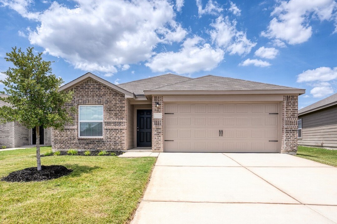 15211 Bufflehead Crk in Von Ormy, TX - Building Photo