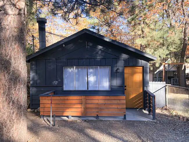 405 Holmes Ln in Sugarloaf, CA - Building Photo - Building Photo