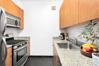 505 W 37th St in New York, NY - Building Photo - Building Photo