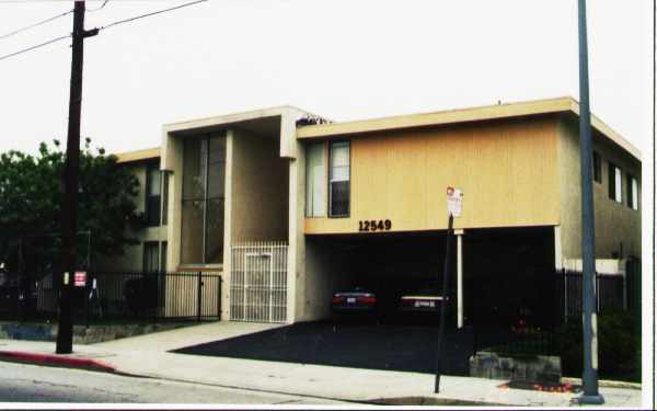 12549 Oxnard St in North Hollywood, CA - Building Photo - Building Photo