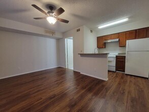 9809 Walnut St, Unit e302 in Dallas, TX - Foto de edificio - Building Photo