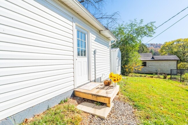 105 Hillside St in Franklin, NC - Building Photo - Building Photo
