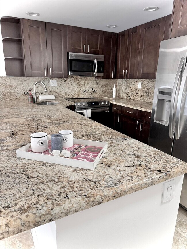 550 Bayshore Dr in Fort Lauderdale, FL - Building Photo - Building Photo