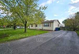 412 Nantucket Rd in Valparaiso, IN - Building Photo