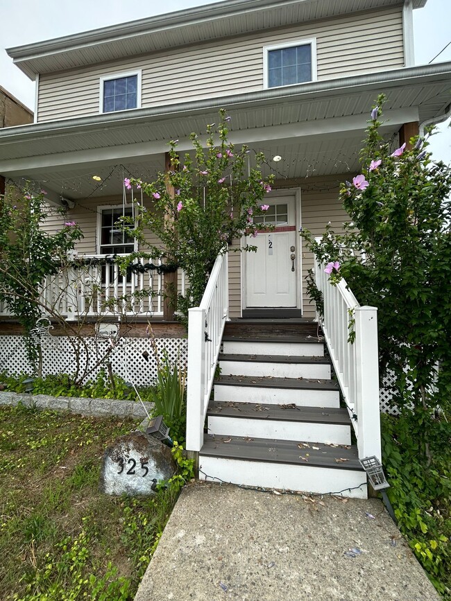 325 Center St in Bridgeport, CT - Building Photo - Building Photo