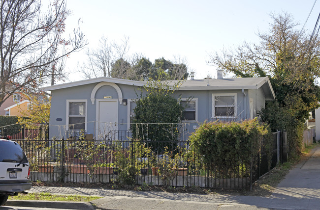 2054 Lincoln Ave in Alameda, CA - Building Photo - Building Photo