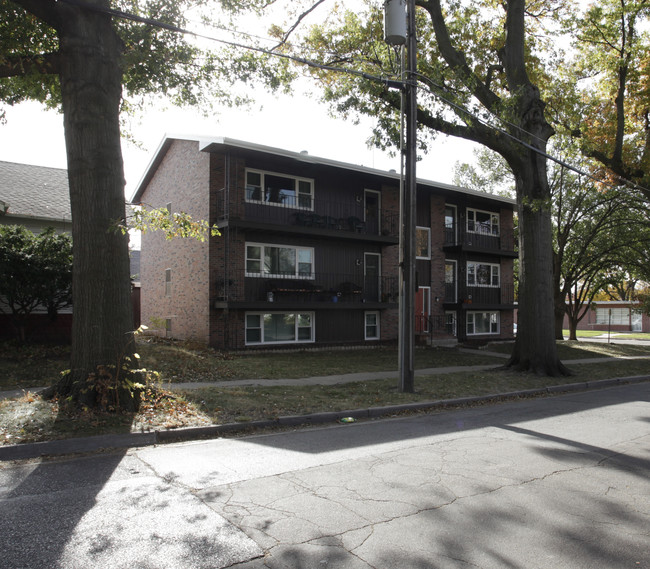 2740 Madison Ave in Lincoln, NE - Building Photo - Building Photo