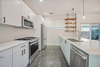 600 W Odell St in Austin, TX - Building Photo - Building Photo