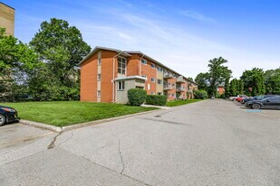 1426-1426 Huron St in London, ON - Building Photo
