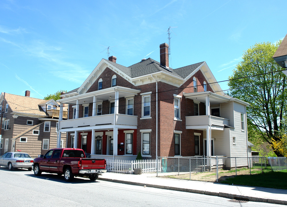 527 Pond St in Woonsocket, RI - Foto de edificio