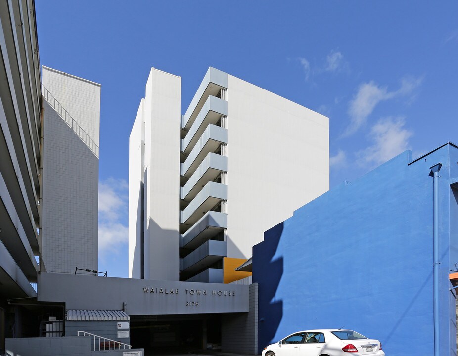 Waialae Towers in Honolulu, HI - Building Photo