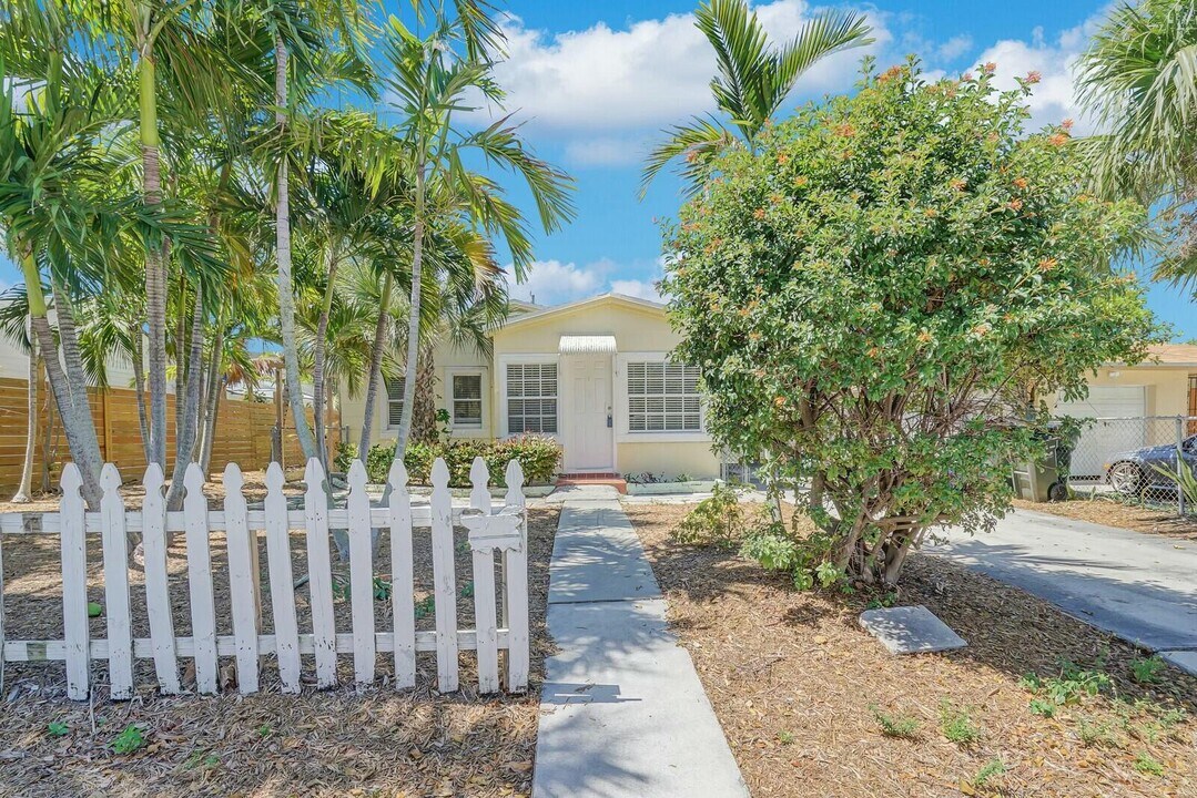 326 SE 1st Ave in Delray Beach, FL - Building Photo