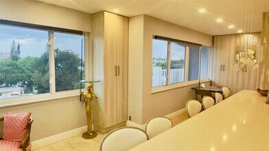 329 SE 3rd St in Hallandale Beach, FL - Foto de edificio - Building Photo