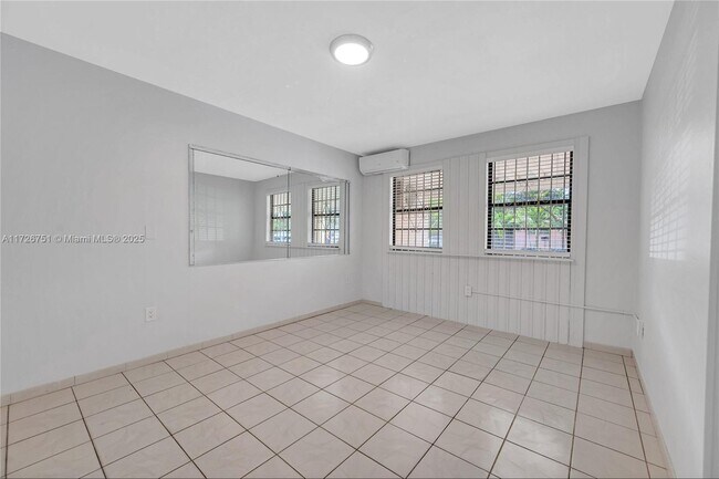 319 NE 171st Ter in North Miami Beach, FL - Building Photo - Building Photo